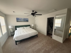 Room - Charming 3-be 2.5bth townhome. fenced yard and hot tub in central vibrant CLT (Charlotte)