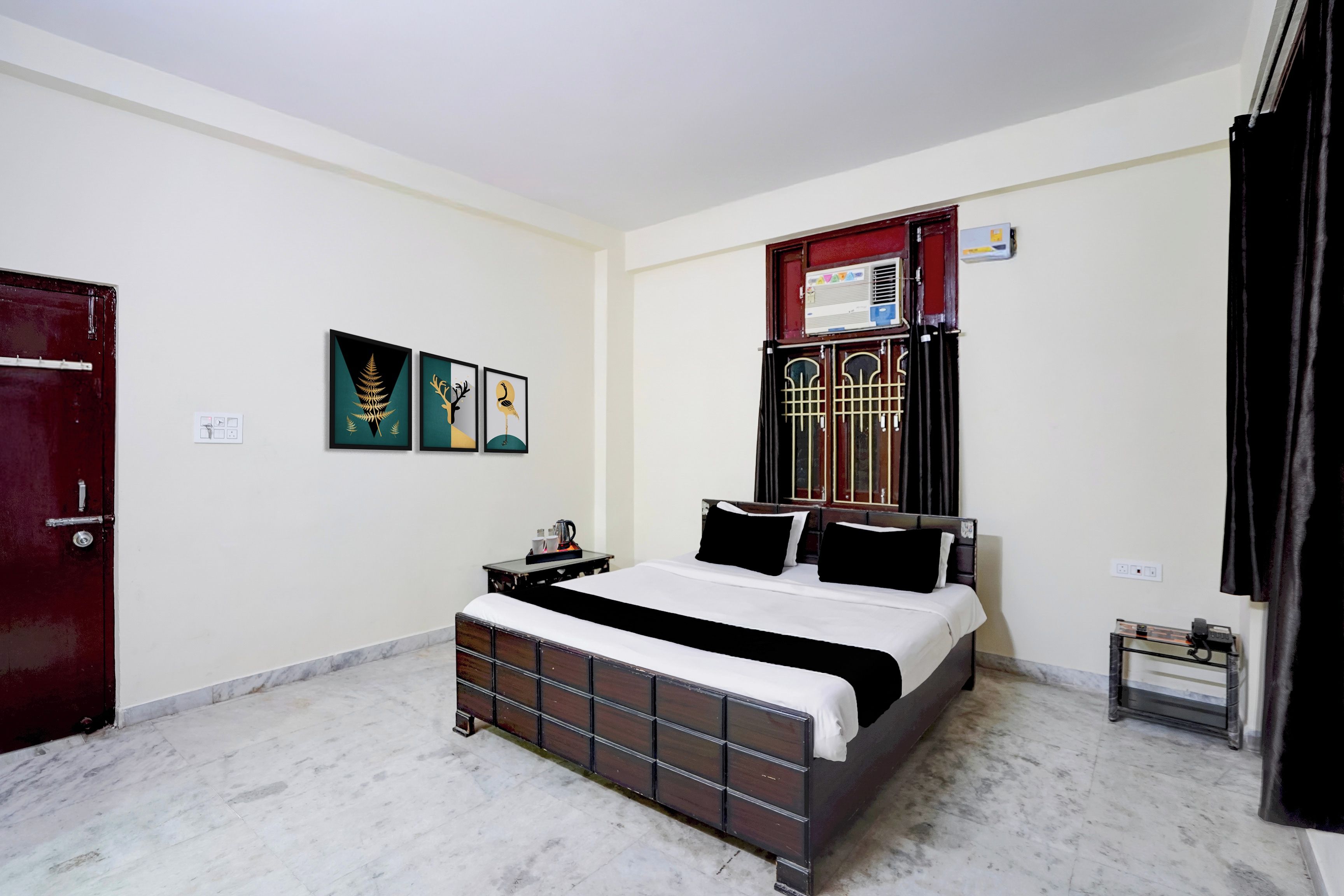 Un dormitorio con cama, mesita de noche, armario y ventana con cortina.
