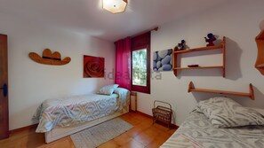 Room - Chalet 'De Prades' with Mountain View, Private Terrace and Wi-Fi (Prades)