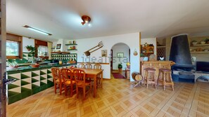 Dining - Chalet 'De Prades' with Mountain View, Private Terrace and Wi-Fi (Prades)