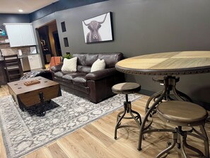 Living area - Industrial Luxe is new and will impress you in Fort Wayne (Fort Wayne)