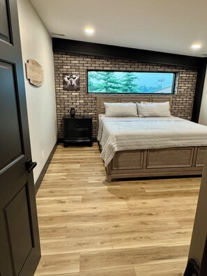 Room - Industrial Luxe is new and will impress you in Fort Wayne (Fort Wayne)