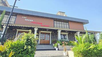 Un edificio con un cartel que dice 'THE GRAND PREESHA RESORT'.