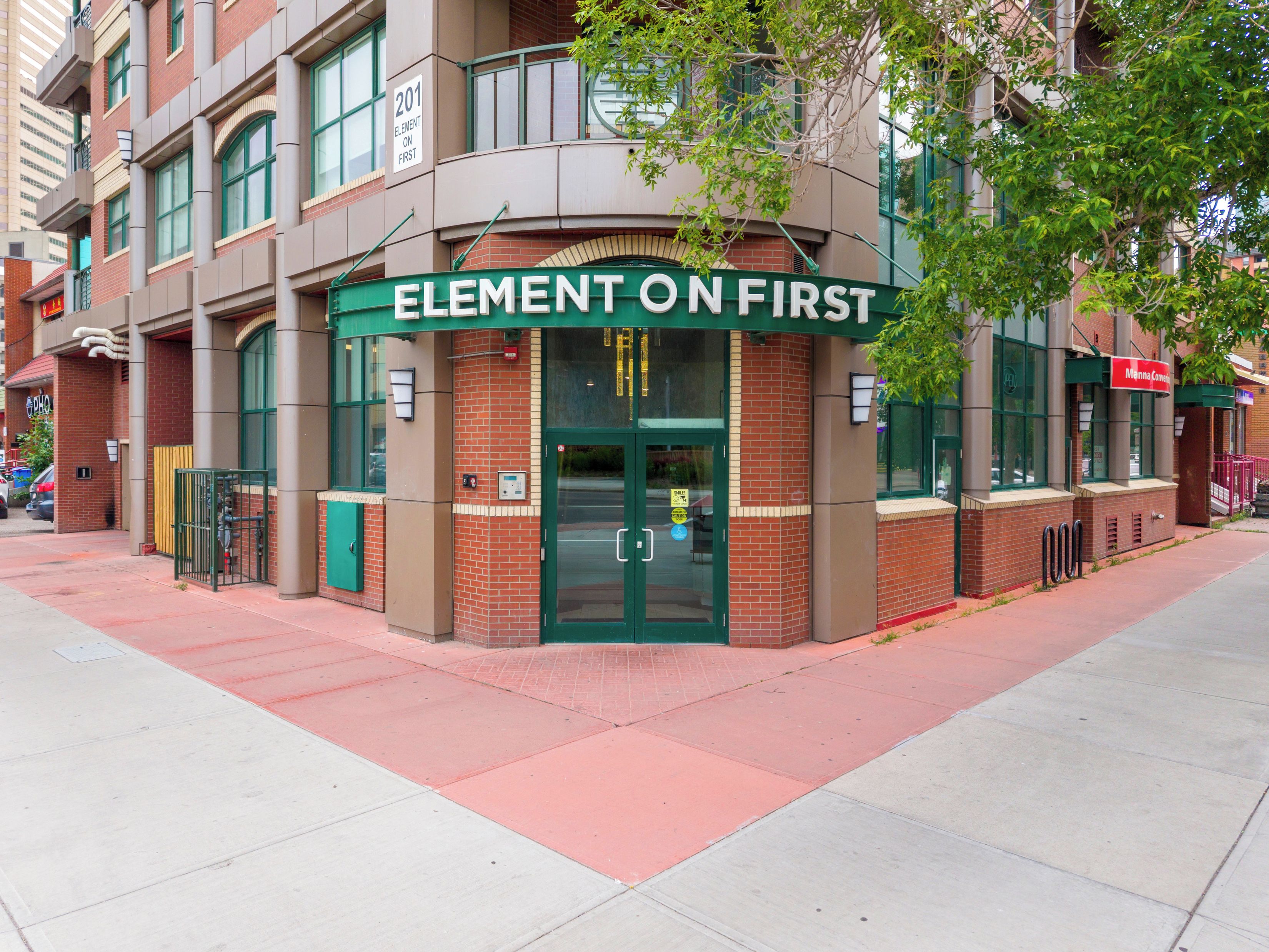 Un edificio con un letrero que dice 'ELEMENT ON FIRST' y fachada de ladrillo.