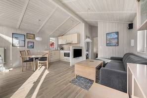A modern interior with a dining area, kitchen, and living space. - Baltic Aloha Hus: A Holiday Home 250 m from Grömitz Beach (Grömitz)