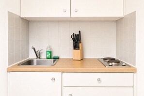 A kitchen with a stainless steel sink, a wooden countertop, and a built-in stove. - Your Vienna Escape 2BR near Belvedere and Rennweg (Vienna)