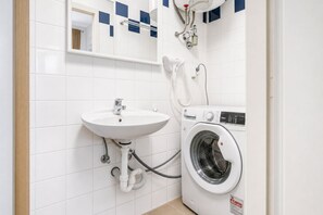 Bathroom - Your Vienna Escape 2BR near Belvedere and Rennweg (Vienna)