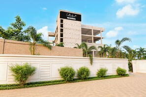 A modern building with a sign that reads 'Collection OYO-Serviced.' - Collection O Bindusagar (Bhubaneshwar)