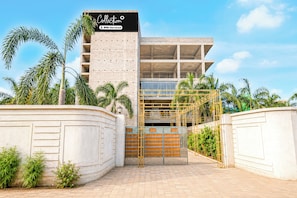 Un edificio moderno con un cartel que dice 'Collection' y 'OYO-Serviced'.