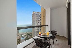 Outdoor dining - FIRST CLASS | 3BR | Near JBR Beach | Ain Views (JBR)