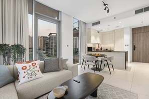 Un apartamento moderno con sala de estar, comedor y cocina.