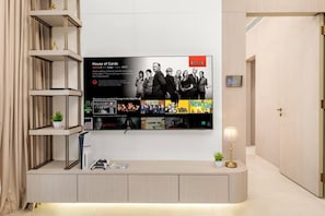Eine Wandhalterung mit einem Netflix-Logo und einem Plakat für 'House of Cards'.