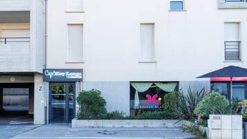 Un edificio con fachada que exhibe 'Cap'Key Largo' y un letrero que dice 'Artisan Glac' en la planta baja.