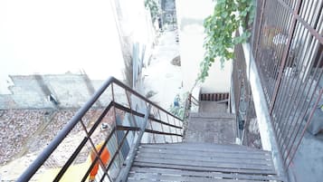Una escalera con barandillas de metal que sube a un nivel superior.