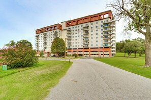 A multi-story hotel with a central courtyard, surrounded by greenery and trees. - Grand Lake Golf Course Getaway: Stunning Views! (Afton)
