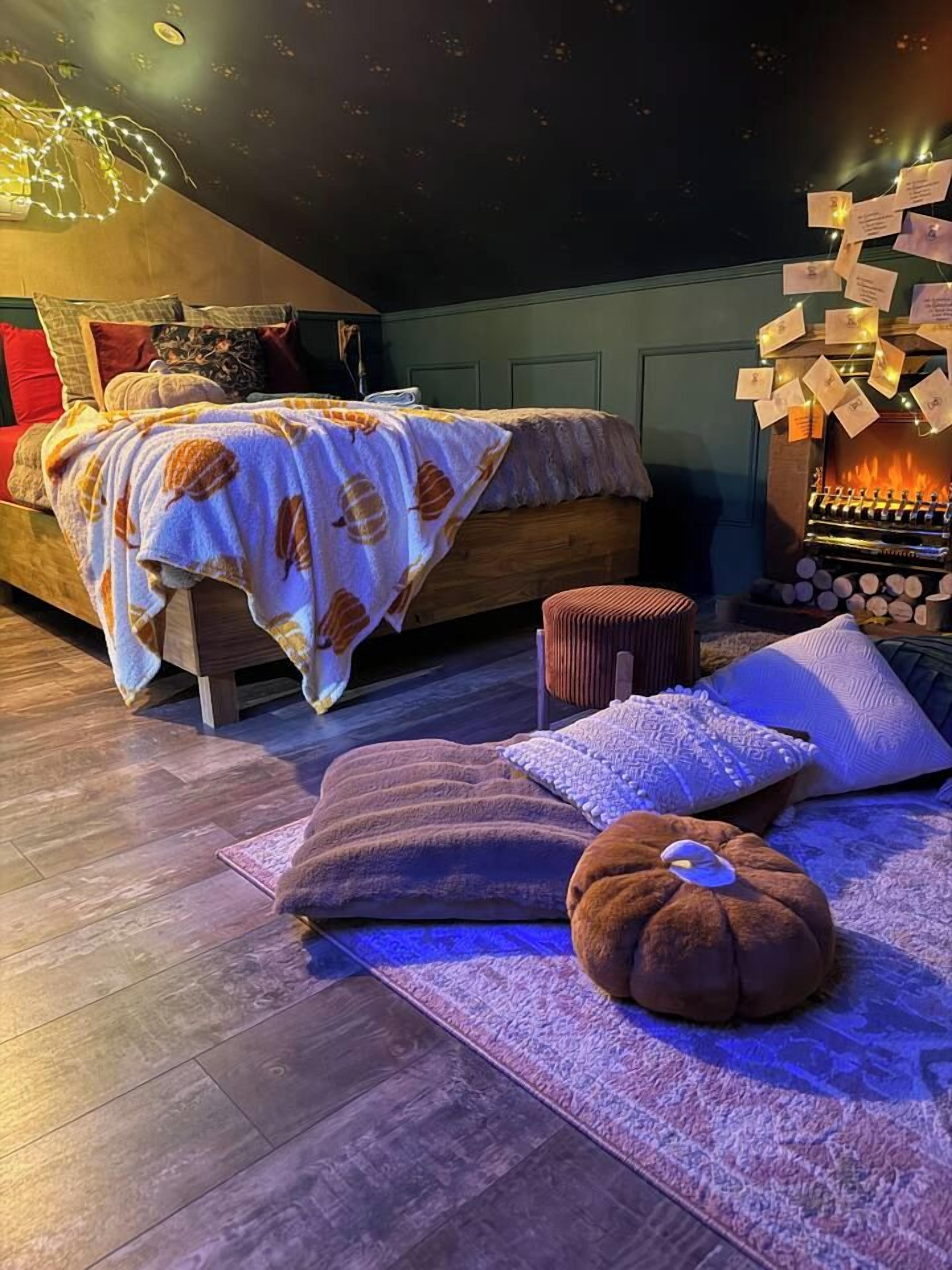 Un dormitorio acogedor con cama, almohadas, un tapete y un pequeño reposapiés.