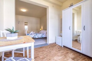 Une chambre à coucher avec un lit, une table de chevet et une armoire.
