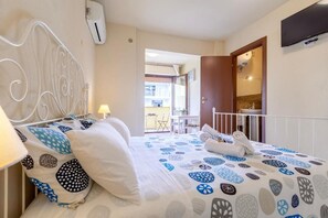 Une chambre d’hôtel avec un lit, un bureau et une vue sur l’extérieur.