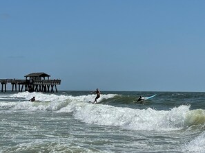 Beach - Sleek Modern 2 BR Condo/3 Min Walk to Tybee Pier & South Beach (Tybee Island)
