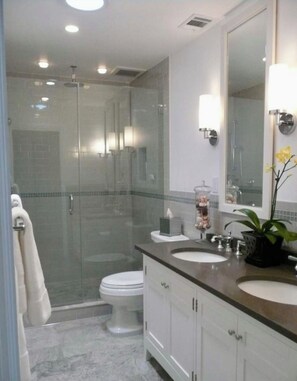 Bathroom - Sleek Modern 2 BR Condo/3 Min Walk to Tybee Pier & South Beach (Tybee Island)