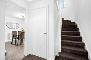 Eine Treppe mit Teppichstufen, die zu einer Zwischenebene führt.