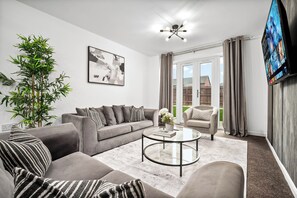 Living area - Stylish 3 Bed House - Garden - Parking (Smethwick)