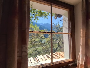 A window with a view of a mountainous landscape, wooden beams, and a white wall. - Apartment 'Rosengarten Mitterbirbach' with Mountain View, Private Terrace and Wi-Fi (Sankt Pankraz)