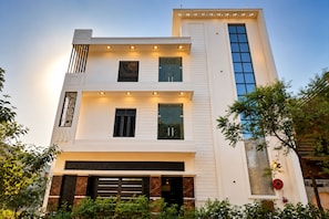 Mặt tiền nơi lưu trú