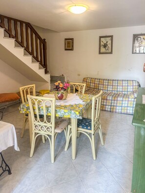 Un espace repas comprenant une table, des chaises et un canapé.
