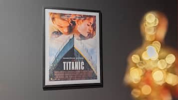 Ein gerahmtes Filmplakat von 'Titanic' an einer Wand.
