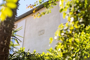 A building facade with a visible address plaque and a window. - Bed and Breakfast 'Suite La Tête Dans Les Étoiles' with Shared Terrace and Wi-Fi (La Rochelle)