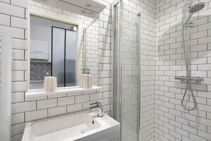 Bathroom - Bed and Breakfast 'Suite La Tête Dans Les Étoiles' with Shared Terrace and Wi-Fi (La Rochelle)