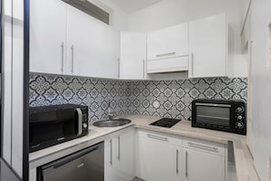 Private kitchen - Bed and Breakfast 'Suite La Tête Dans Les Étoiles' with Shared Terrace and Wi-Fi (La Rochelle)