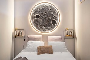 Room - Bed and Breakfast 'Suite La Tête Dans Les Étoiles' with Shared Terrace and Wi-Fi (La Rochelle)