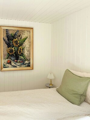 A room with a bed, a lamp, and a painting on the wall. - Newly built dream summer house on Sjællands Odde (Sjællands Odde)