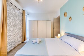 Une chambre d’hôtel avec un lit, une armoire, une salle de bain et une vue sur l’extérieur.