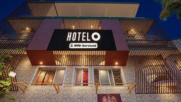 Un hotel con un cartel que indica que es OYO-Serviced.