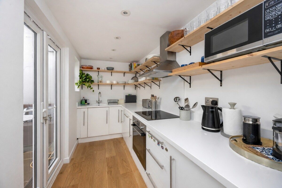 A light, bright, modern kitchen designed for everyday ease. Well equipped with a cafetière, full microwave and oven, plus generous storage to keep surfaces clear. Clean lines and good natural light make it practical, calm, and comfortable to use.