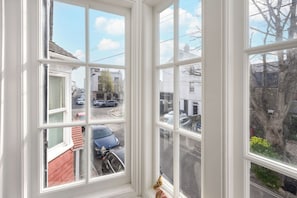 Fantastic window seat with a glimpse of the sea, filled with natural light. A quiet, peaceful spot with books to hand, perfect for relaxing, reading or taking a moment to unwind. - Seaside Historic Townhouse, 1 Min to Beach, (Worthing)