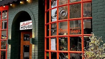 En murstensbygning med et skilt, der viser 'The Brick' og 'Public House'.