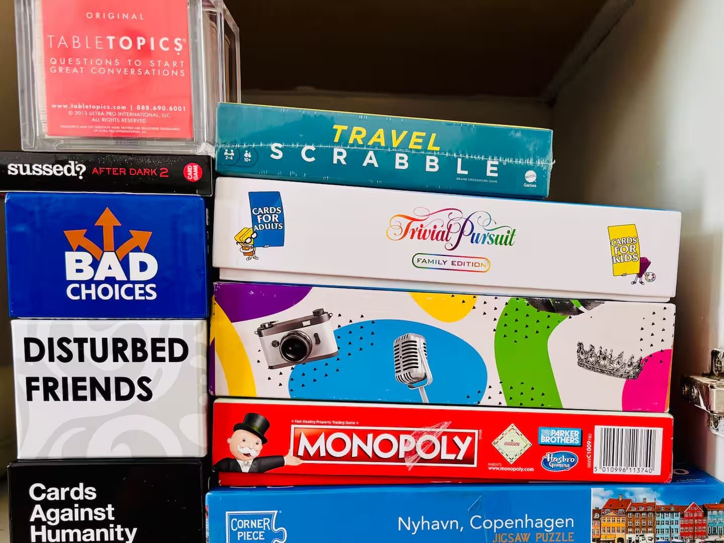 Eine Auswahl an Gesellschaftsspielen, darunter Scrabble, Monopoly und weitere.