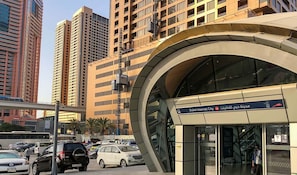 Un edificio moderno con una entrada curva y un cartel que indica que forma parte de Dubai Internet City.