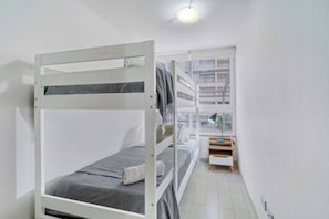 Camera con letto a castello, finestra e scrivania.