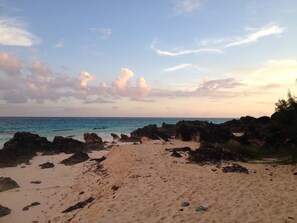 A beach with rocky outcrops and a clear sky. - Serene 3-bedroom house near Beaches in Warwick Parish (Warwick Parish)
