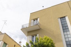 A building with a balcony, a window, and a chimney. - Dimora Donnalia (Lecce)