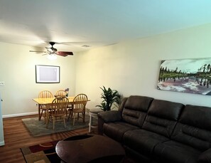 Living area - Welcoming 4-bedroom house with AC in charming Springdale (Springdale)