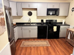 Private kitchen - Welcoming 4-bedroom house with AC in charming Springdale (Springdale)