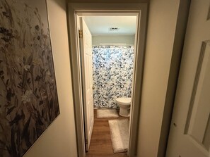 Bathroom - Welcoming 4-bedroom house with AC in charming Springdale (Springdale)