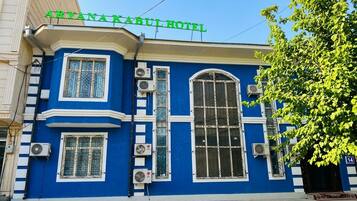 Un edificio con un cartel que dice 'ARYANA KABUL HOTEL'.