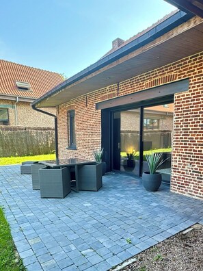 Outdoor dining - Vrbo Property (Bersée)